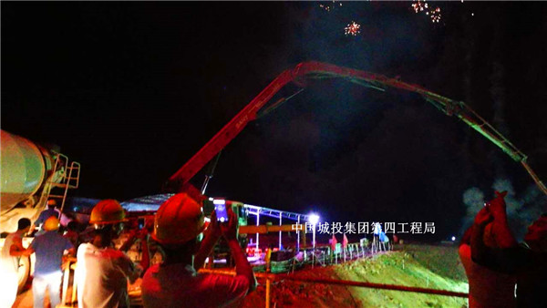我公司濱海大道一分部管廊試驗段主體混凝土正式開始澆筑